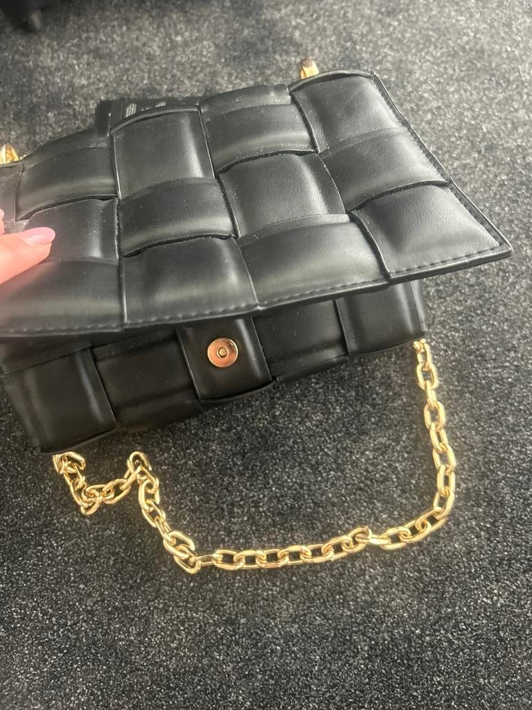 Bottega veneta crossbody met gouden ketting, Ophalen of Verzenden, Zo goed als nieuw, Zwart, Schoudertasje