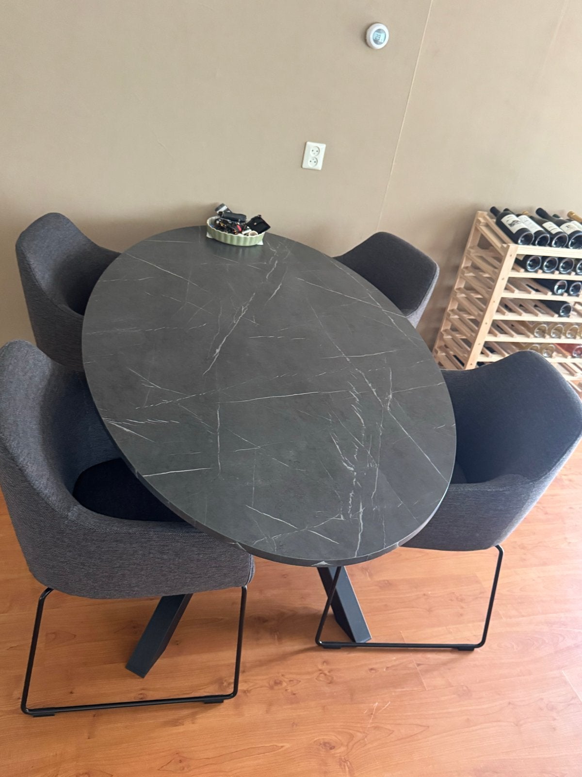 IKEA mariedamm Moderne ovale eettafel met 4 stoelen Tossberg, Huis en Inrichting, Tafels | Eettafels, Ophalen, 100 tot 150 cm