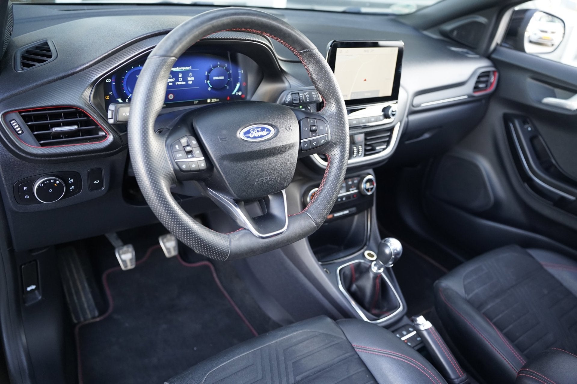 Ford Puma 1.0 EcoBoost Hybrid ST-Line 155PK Pano Trek Navi L, Voorwielaandrijving, Leder en Stof, Zwart, Origineel Nederlands