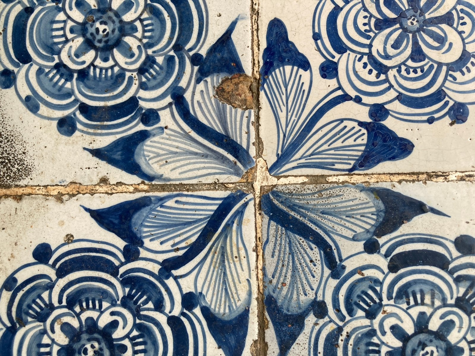 Vintage bijzettafel met Delfts blauwe tegels, Ophalen of Verzenden