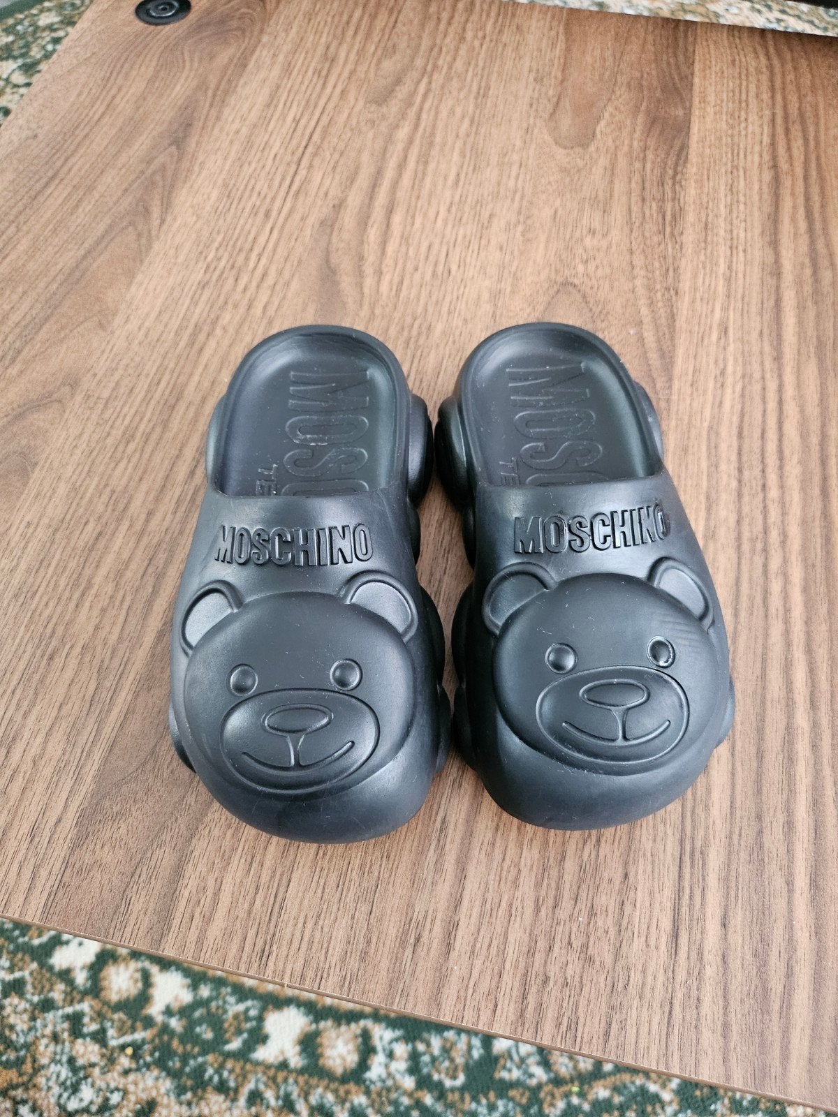 2x Moschino Teen Zwarte Slippers met Teddybeer, Kinderen en Baby's, Kinderkleding | Schoenen en Sokken, Ophalen of Verzenden, Nieuw