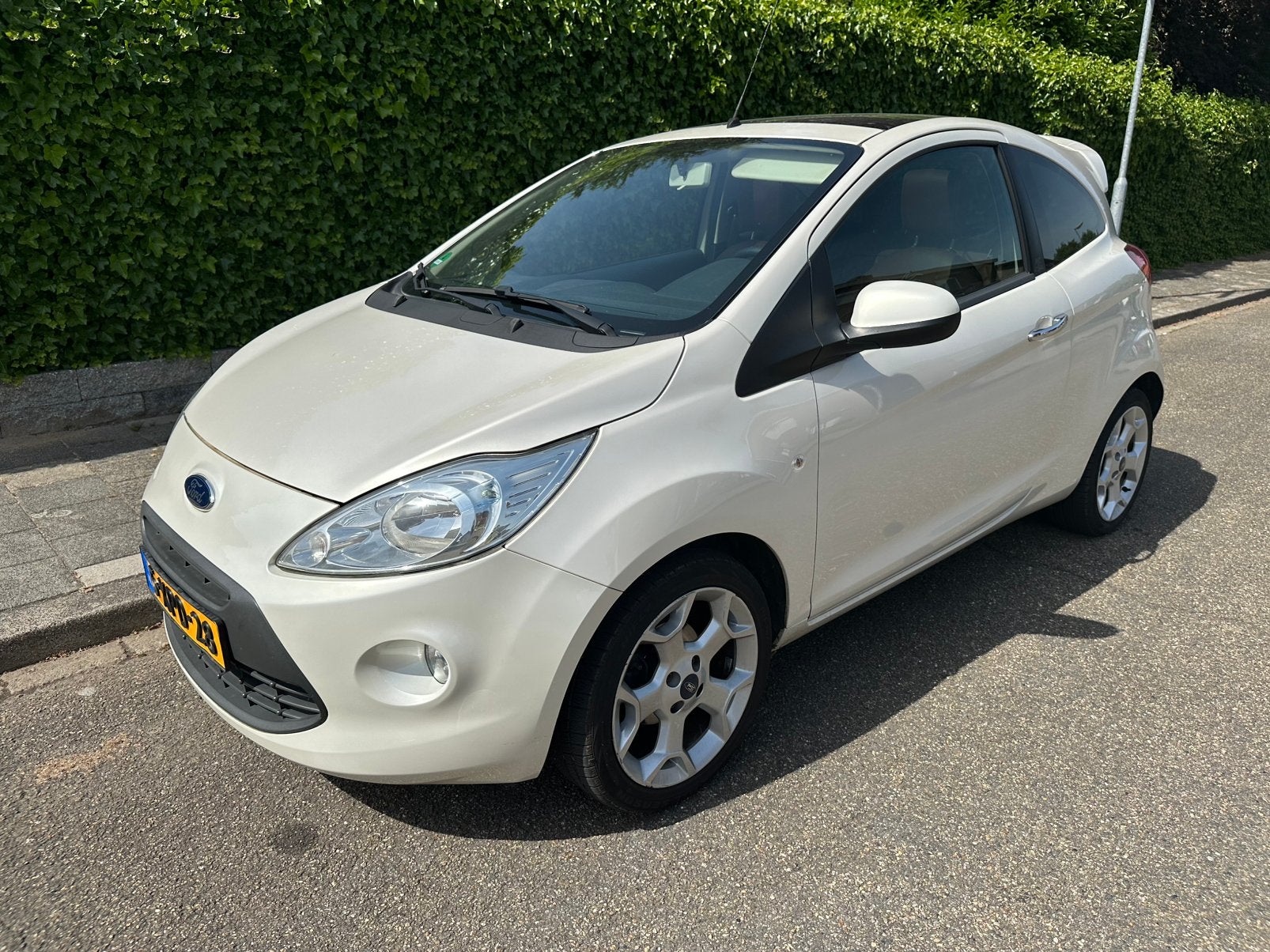 Ford Ka PANORAMADAK/TITANIUM/LEER/STOELVERW/VOORRUITVERW., Auto's, Voorwielaandrijving, 1242 cc, 4 cilinders, 4 stoelen