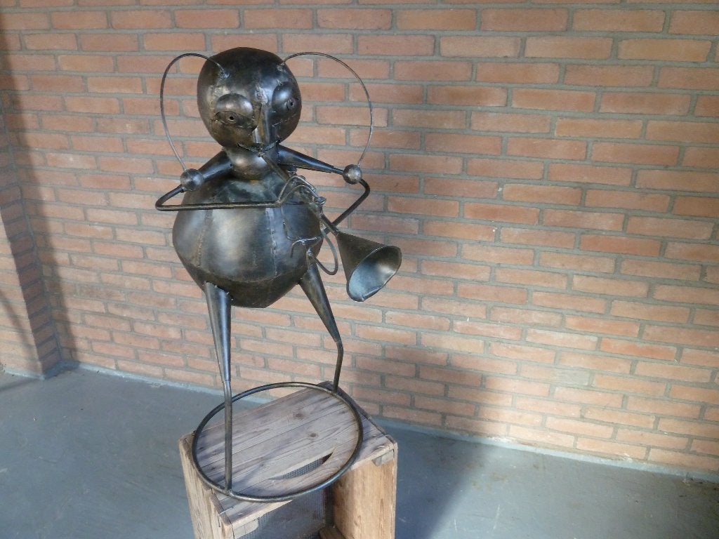 Beeld van een mier met trompet, Ophalen