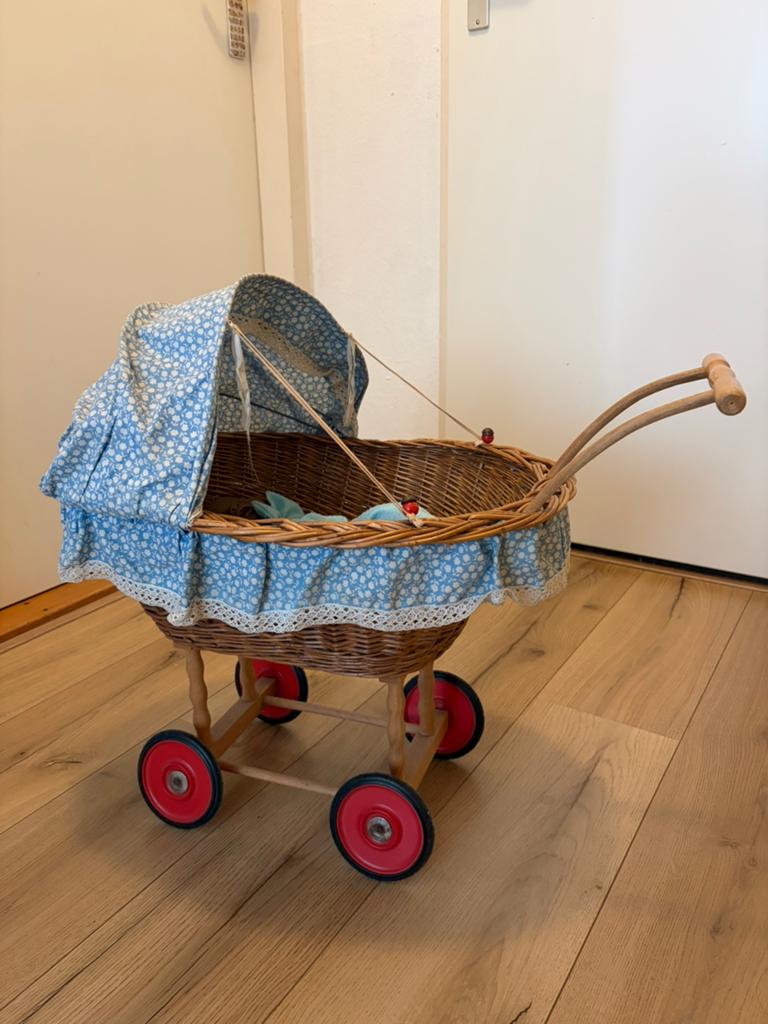 Poppenwagentje. Speelgoedkinderwagen., Ophalen, Duw- of Trekspeelgoed