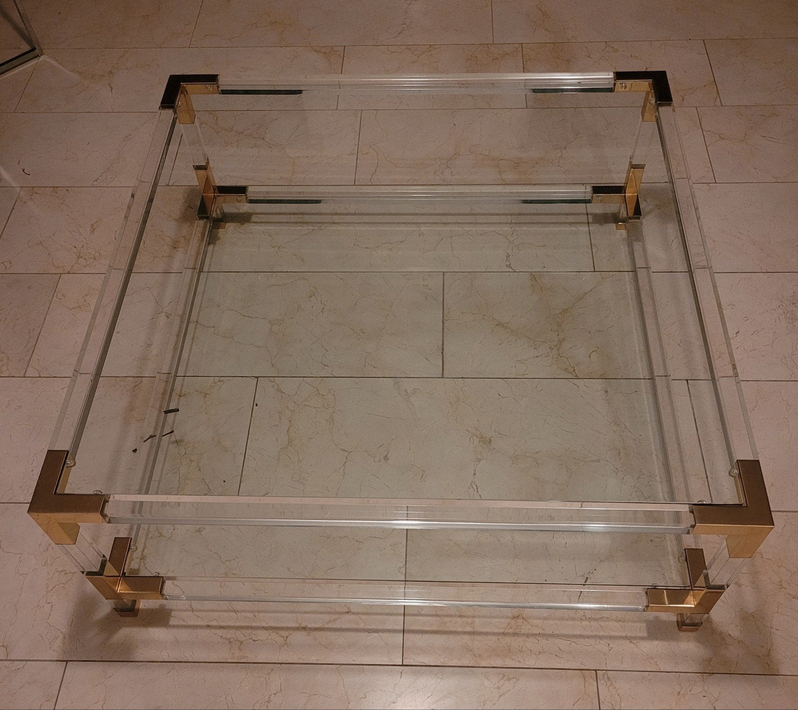 Grote glazen tafel met goudkleurige hoeken., Ophalen