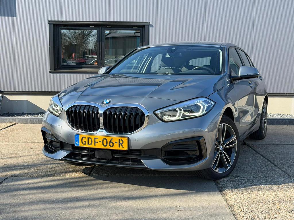 BMW 1-serie 116i / camera / carplay / navigatie skyscraper, Gebruikt, Leder en Stof, Origineel Nederlands, Bedrijf