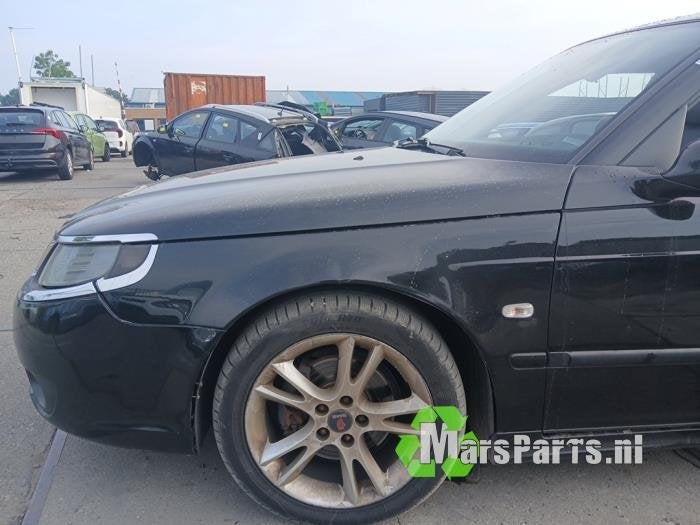 Scherm links-voor van een Saab 9-5