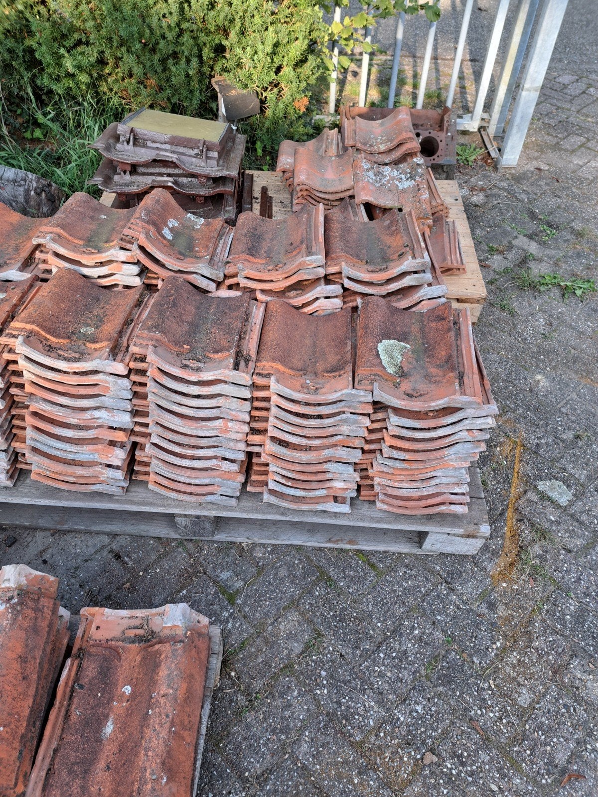 dakpannen VH en 4st  gietijzer dakraampjes, Ophalen, 10 tot 15 m², Steen of Klei, Dakpannen