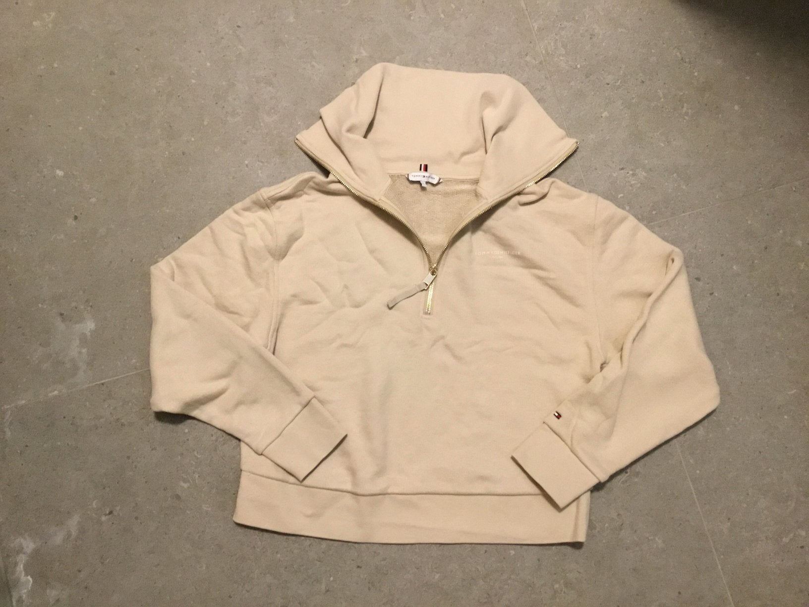 Beige trui M met witte blouse 40 Tommy Hilfiger voor €15,00, Beige, Zo goed als nieuw, Tommy Hilfiger, Ophalen