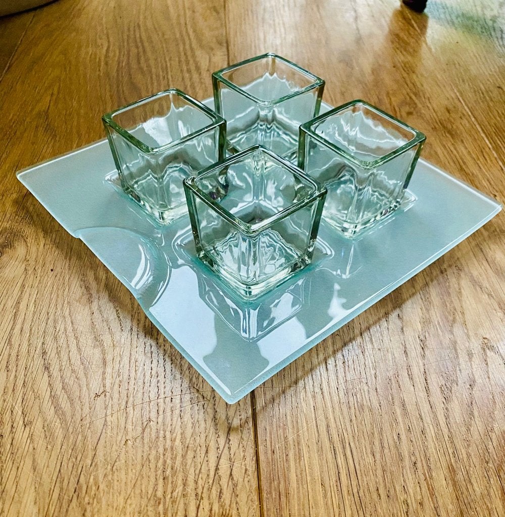 Set 4 theelichthouders glas / accubakjes met melkglas schaal, Huis en Inrichting, Overige materialen, Wit, Nieuw, Ophalen of Verzenden