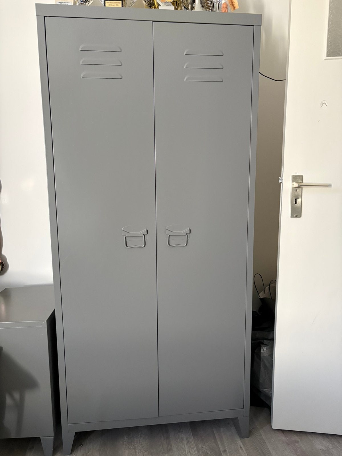 Grijze lockerkast, nachtkastje en dressoir set, Ophalen, Gebruikt