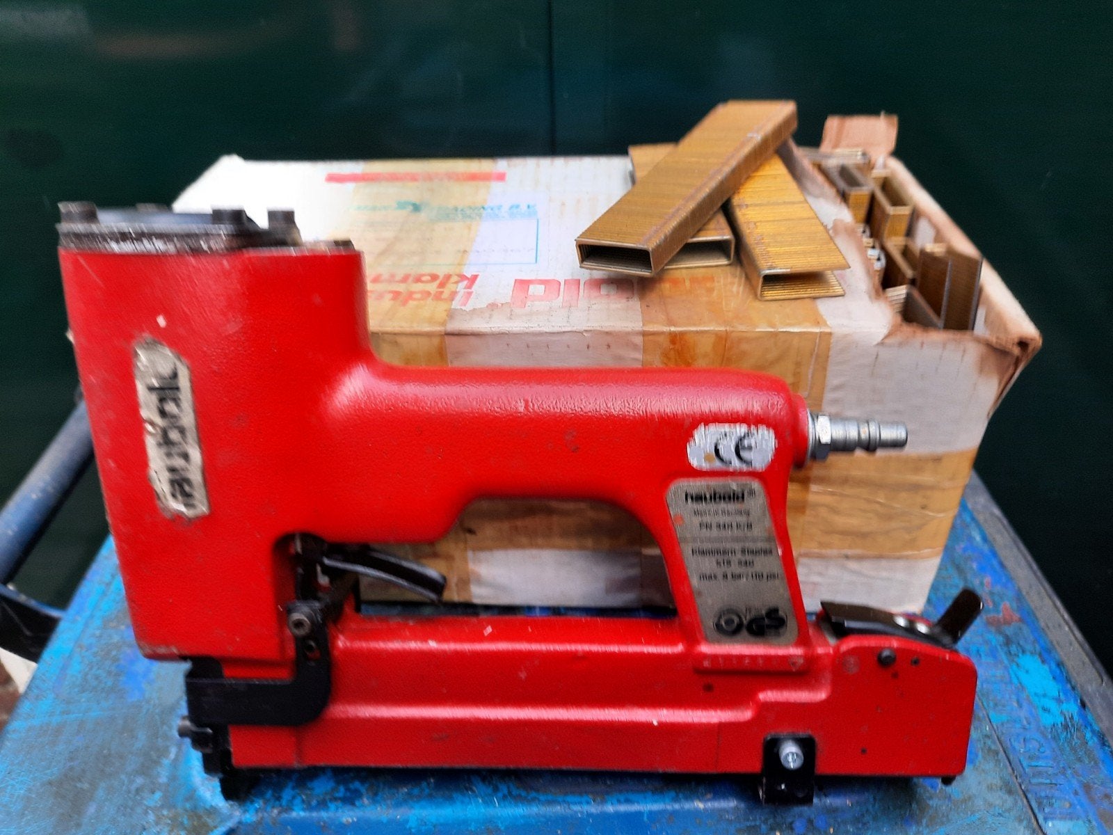 Blauw nieter plus nietten, Doe-het-zelf en Verbouw, Gereedschap | Handgereedschap, Ophalen of Verzenden, Gebruikt