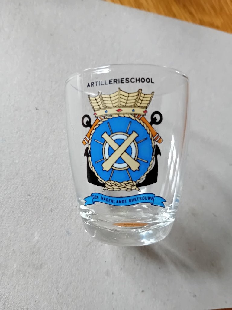 Koninklijke Landmacht borrelglas Artillerieschool + Wapen, Ophalen of Verzenden, Landmacht, Nederland, Embleem of Badge
