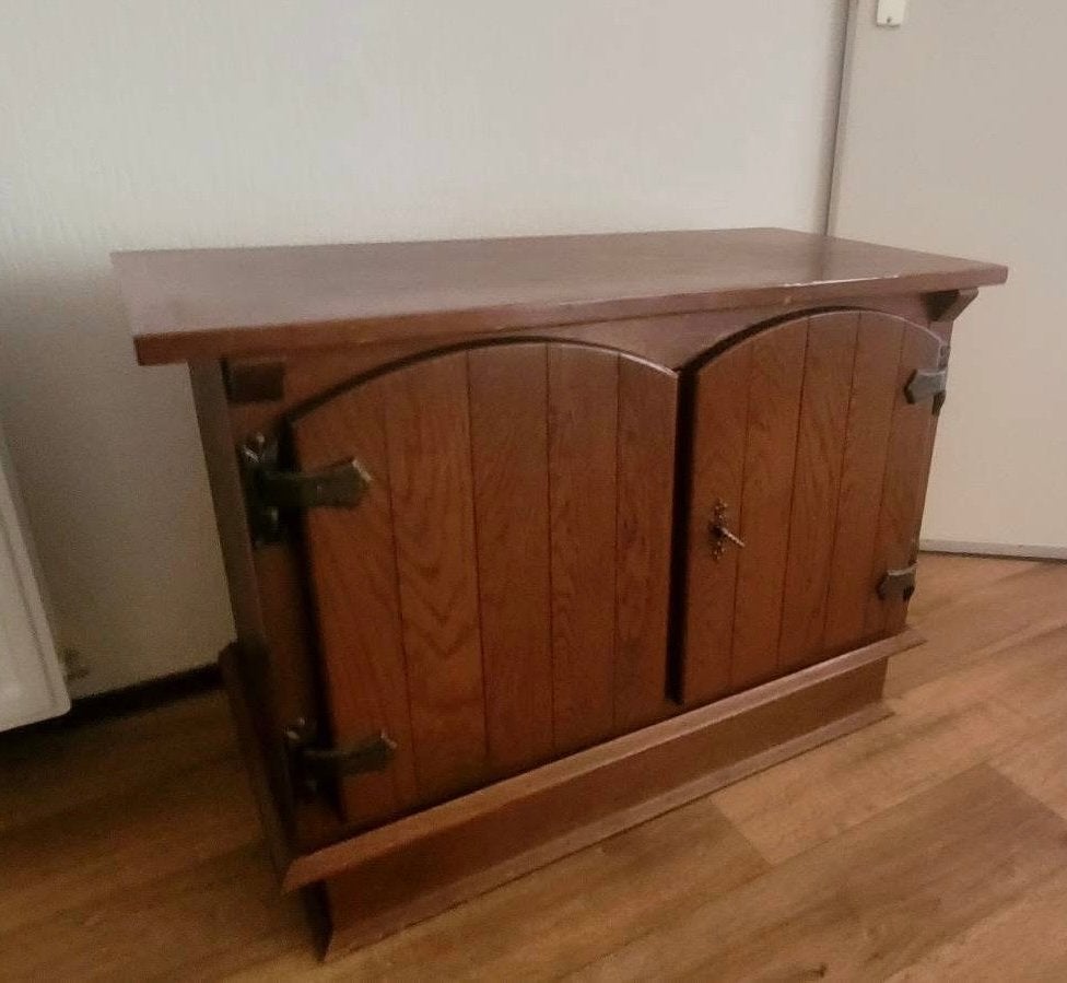 Rustieke houtent tv  kast met twee deuren, Antiek en Kunst, Ophalen