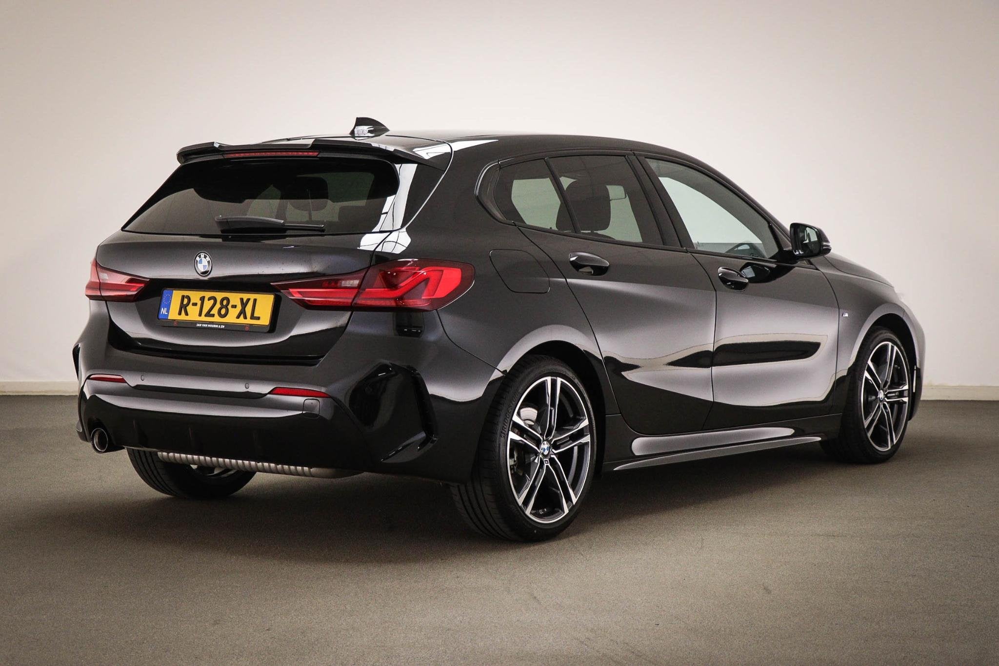 BMW 1-serie 116i M-Sport High Executive | STOELVERWARMING |, Auto's, Gebruikt, Met garantie (alle), Zwart, Leder