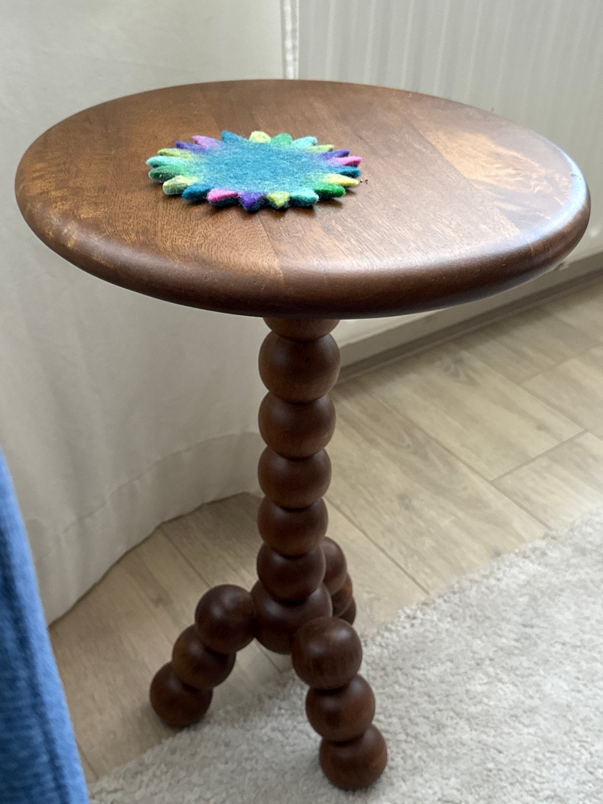 Vintage houten bijzettafel met bolpoten, Minder dan 55 cm, Gebruikt, Rond, Hout