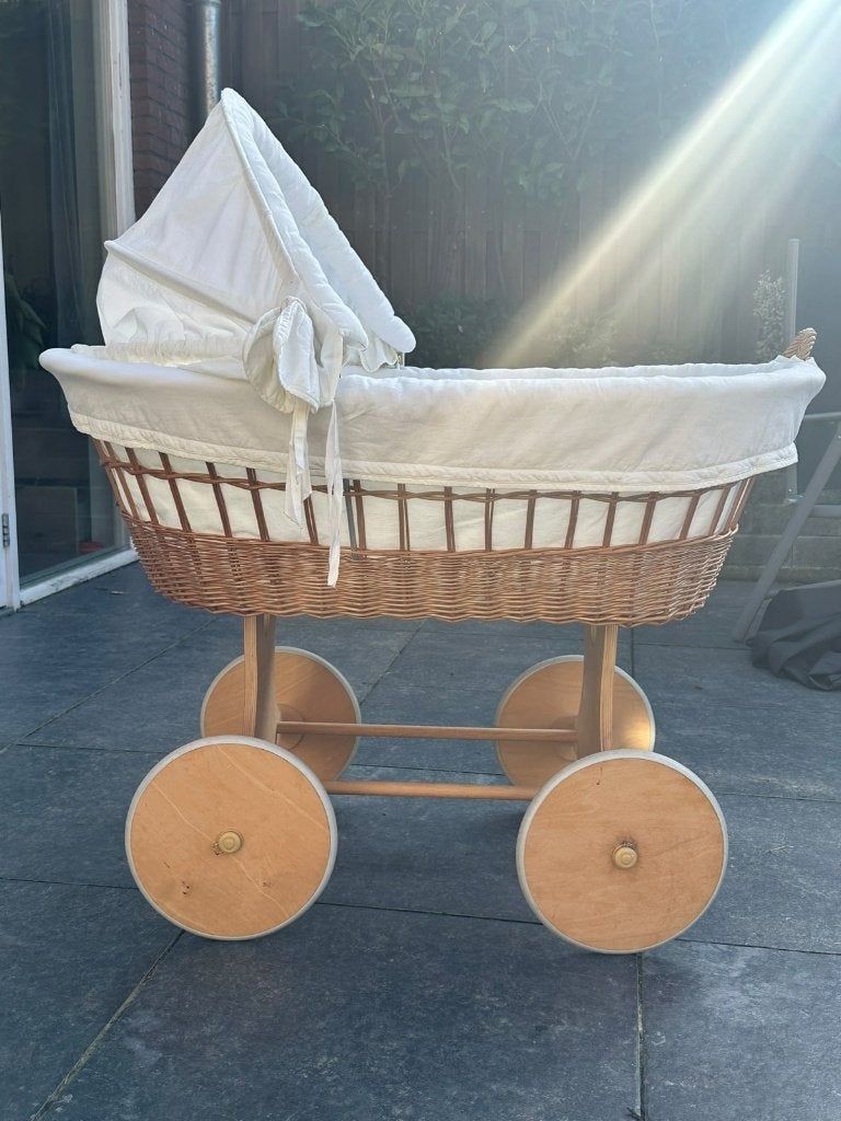 Rieten wieg op wielen stubenwagen wit, Ophalen, Zo goed als nieuw, Wieg