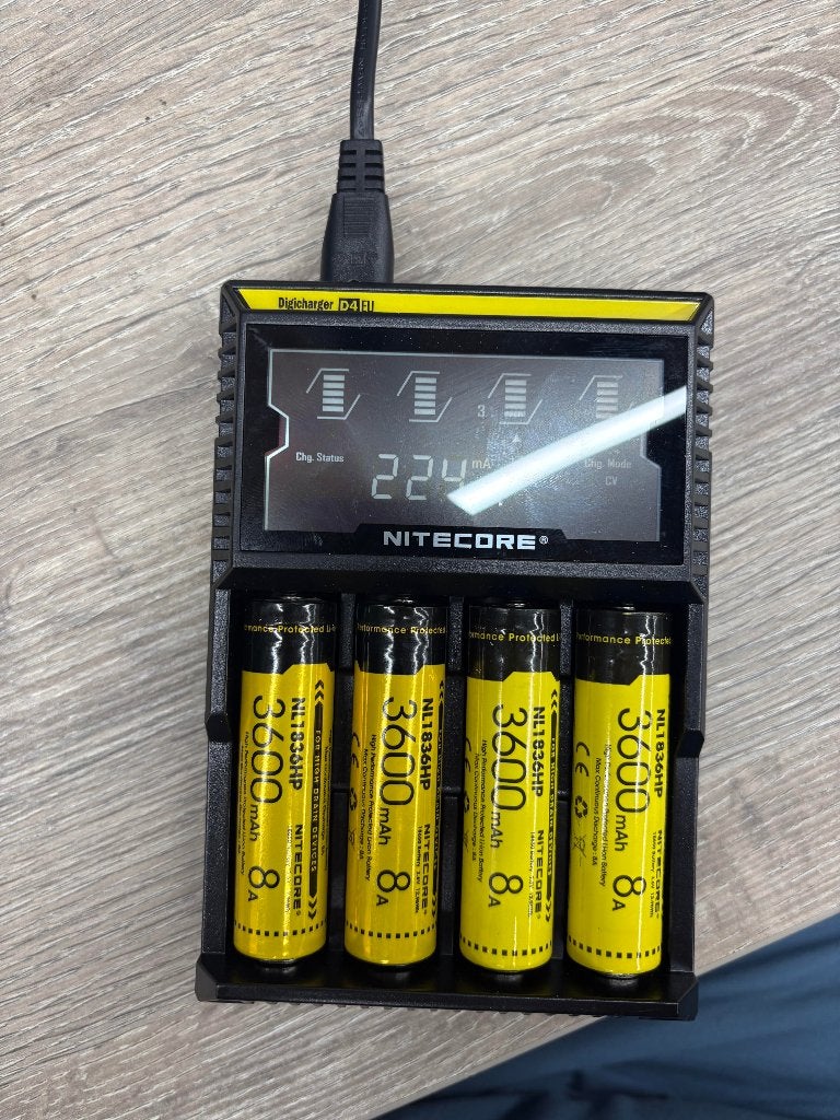 Nitecore D4 lader + 6x NL1836HP 18650 3600mAh accu, Verzenden, Zo goed als nieuw, Oplaadbaar