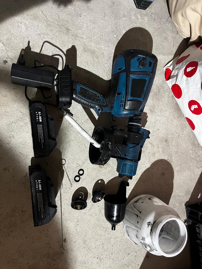 Accu Verfspuit Pistool met 2 accus. Compitabel Makita 18V, Ophalen of Verzenden, Gebruikt, Verfspuit of Verfpomp