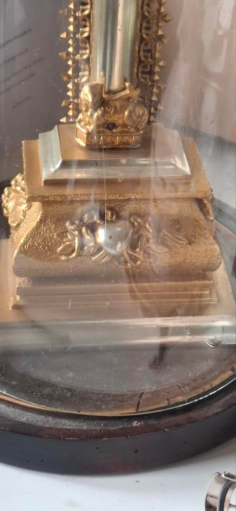 Antiek Inri kruis onder glazen stolp., Ophalen