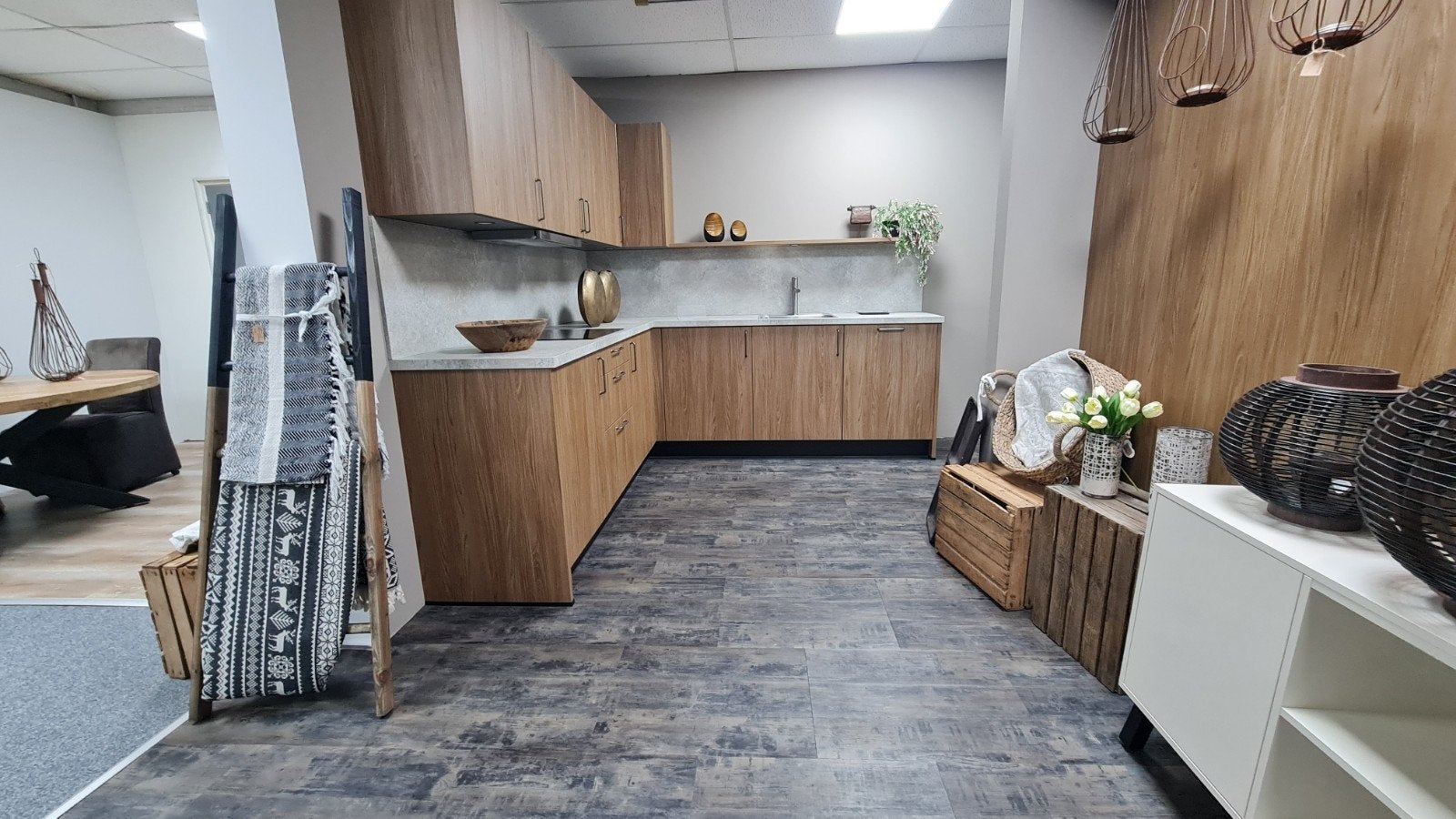 Showroomkeuken in hoekopstelling met houtlook front, Bruin, Hoekkeuken, Nieuw, Kunststof