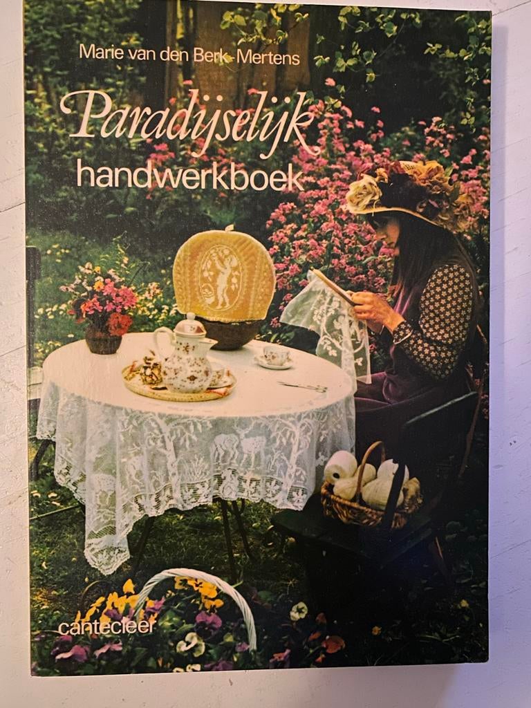 Paradijselijk Handwerkboek - Marie van den Berk Mertens, Hobby en Vrije tijd, Breien en Haken, Zo goed als nieuw, Haken, Patroon of Boek