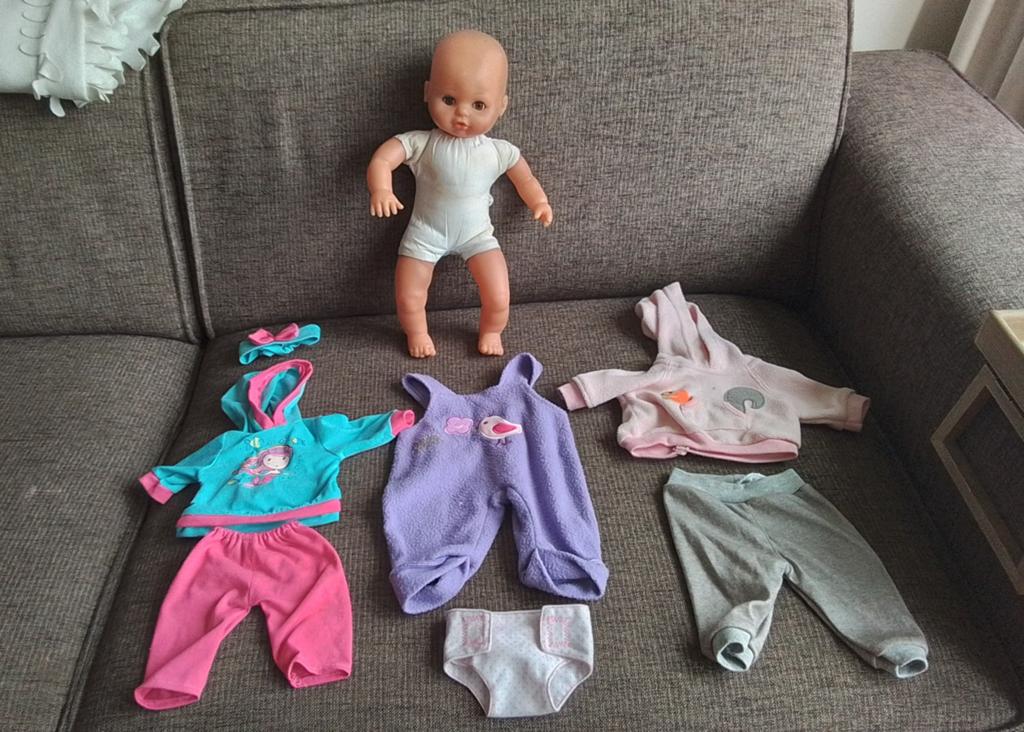 Pop met 3 setjes poppenkleertjes., Kinderen en Baby's, Speelgoed | Poppen, Ophalen of Verzenden, Gebruikt, Babypop