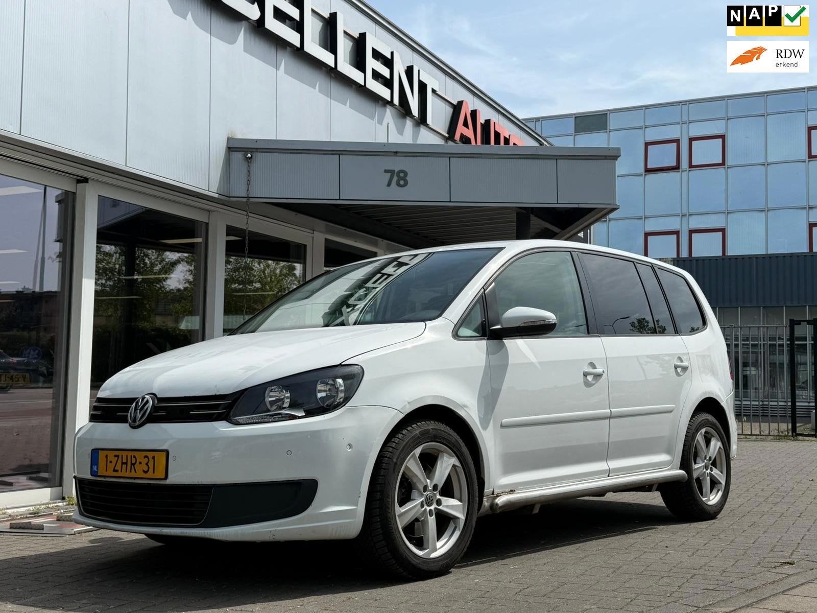 Volkswagen Touran 2.0 TDI DSG Comfortline BlueMotion, Auto's, Volkswagen, Stof, Zwart, 4 cilinders, Wit