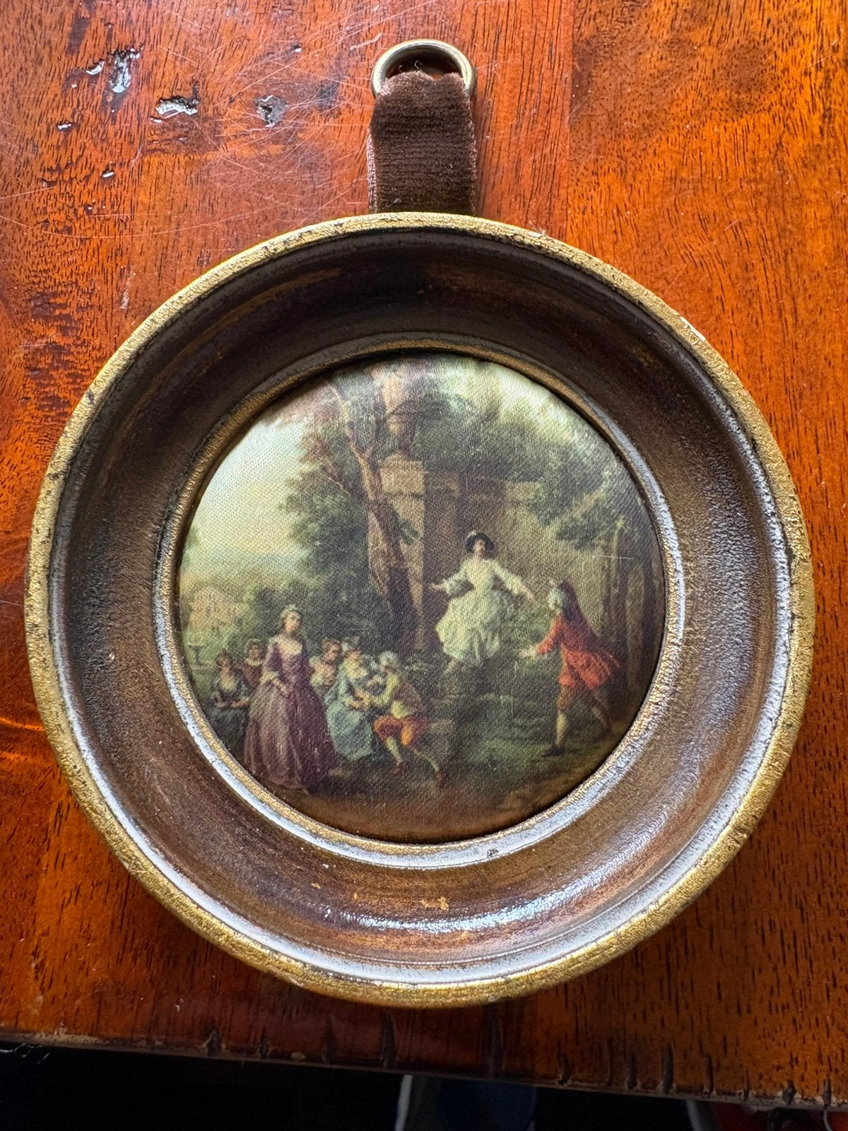 Dit antieke wandjuweel is een miniatuur Diameter 9 cm, Ophalen
