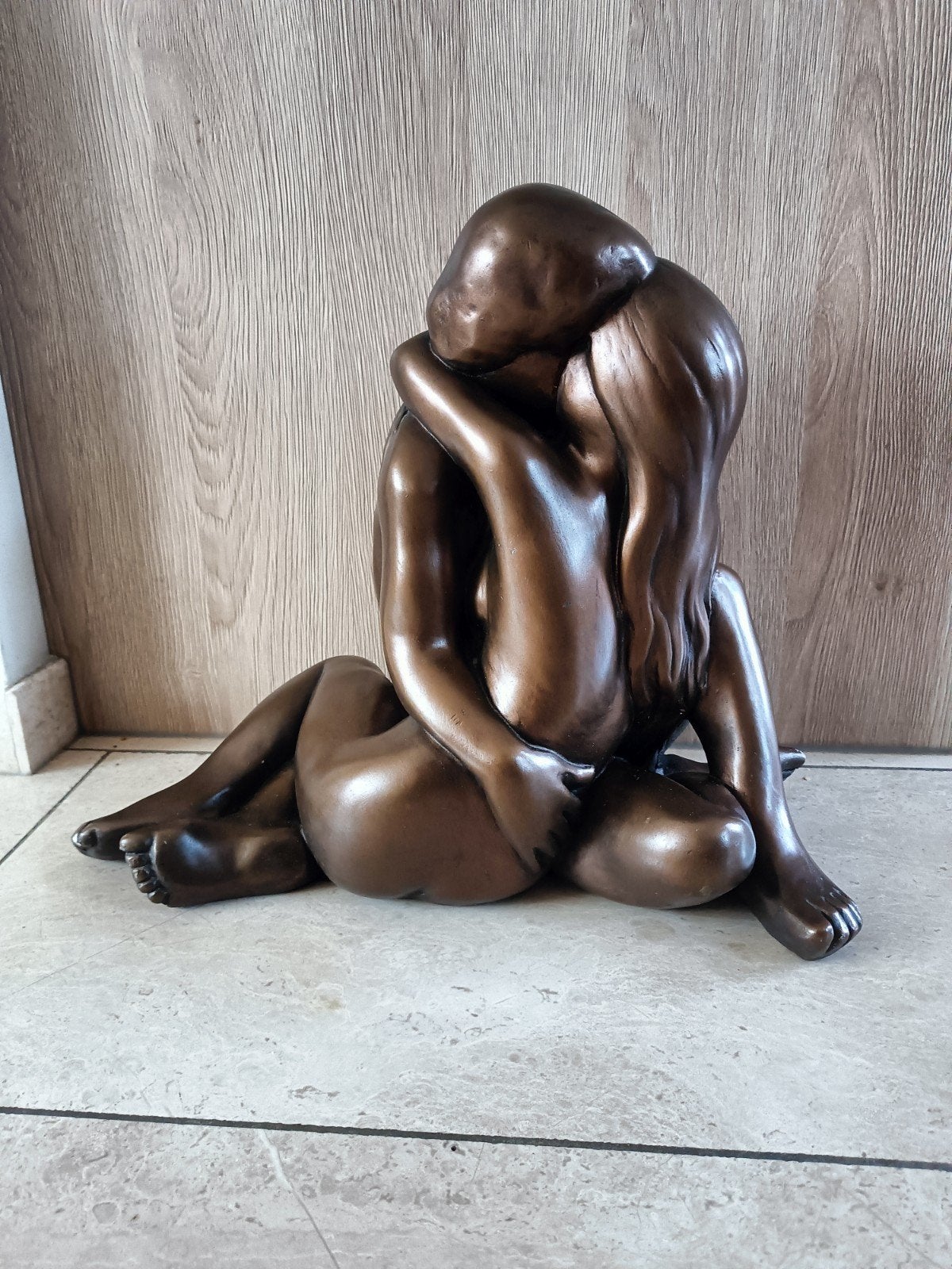 Beeld "de omhelzing", Antiek en Kunst, Ophalen, Beeld, 20 - 50 cm