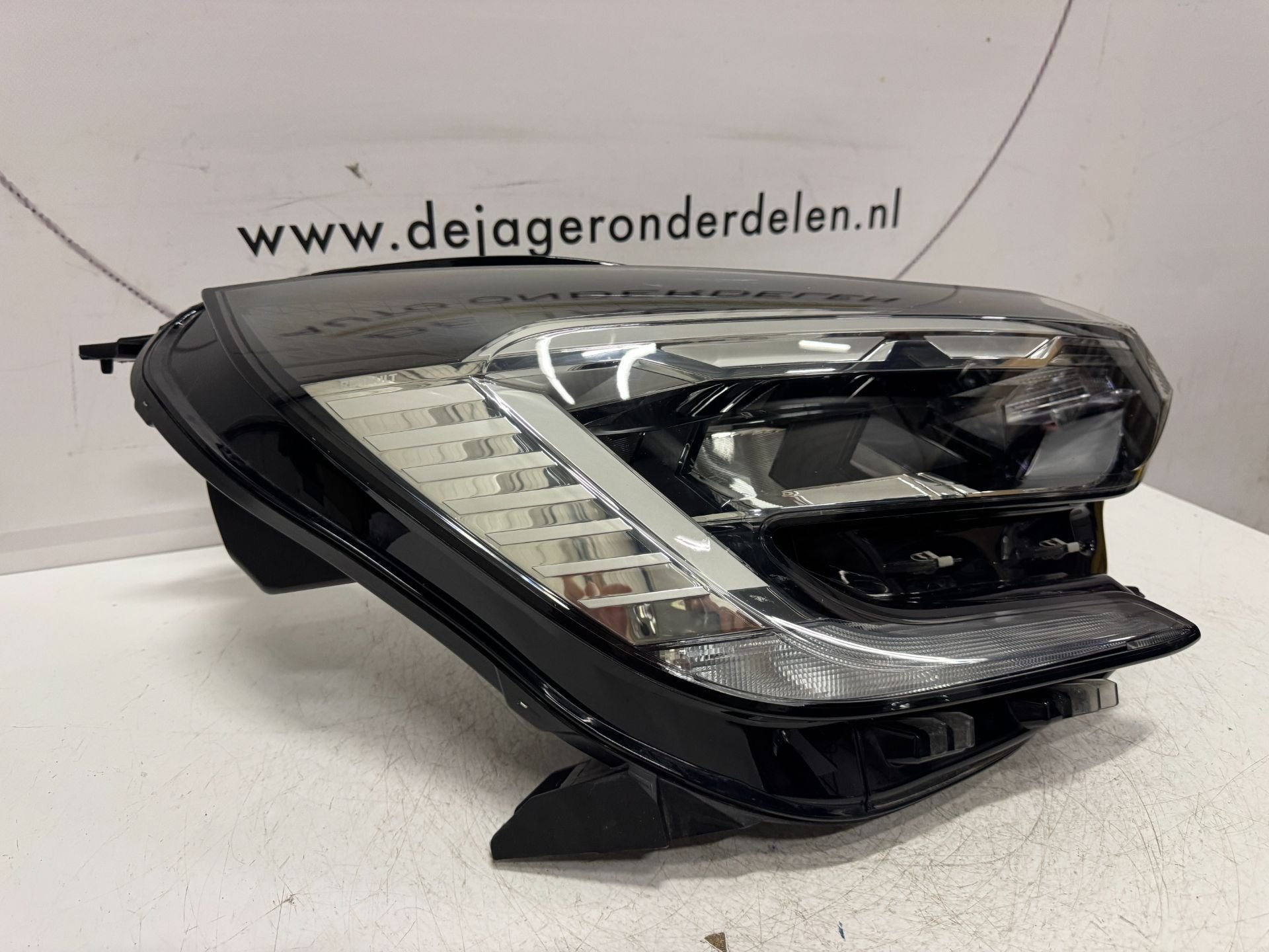 RENAULT CAPTUR II KOPLAMP LED PURE VISION 260104095R RECHTS, Renault Group, Gebruikt, Contact.group@renault.com, Renault