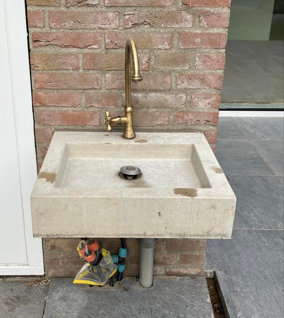Mooie Betonnen Wasbak met bronzen kraan voor in de tuin, Ophalen, Gebruikt