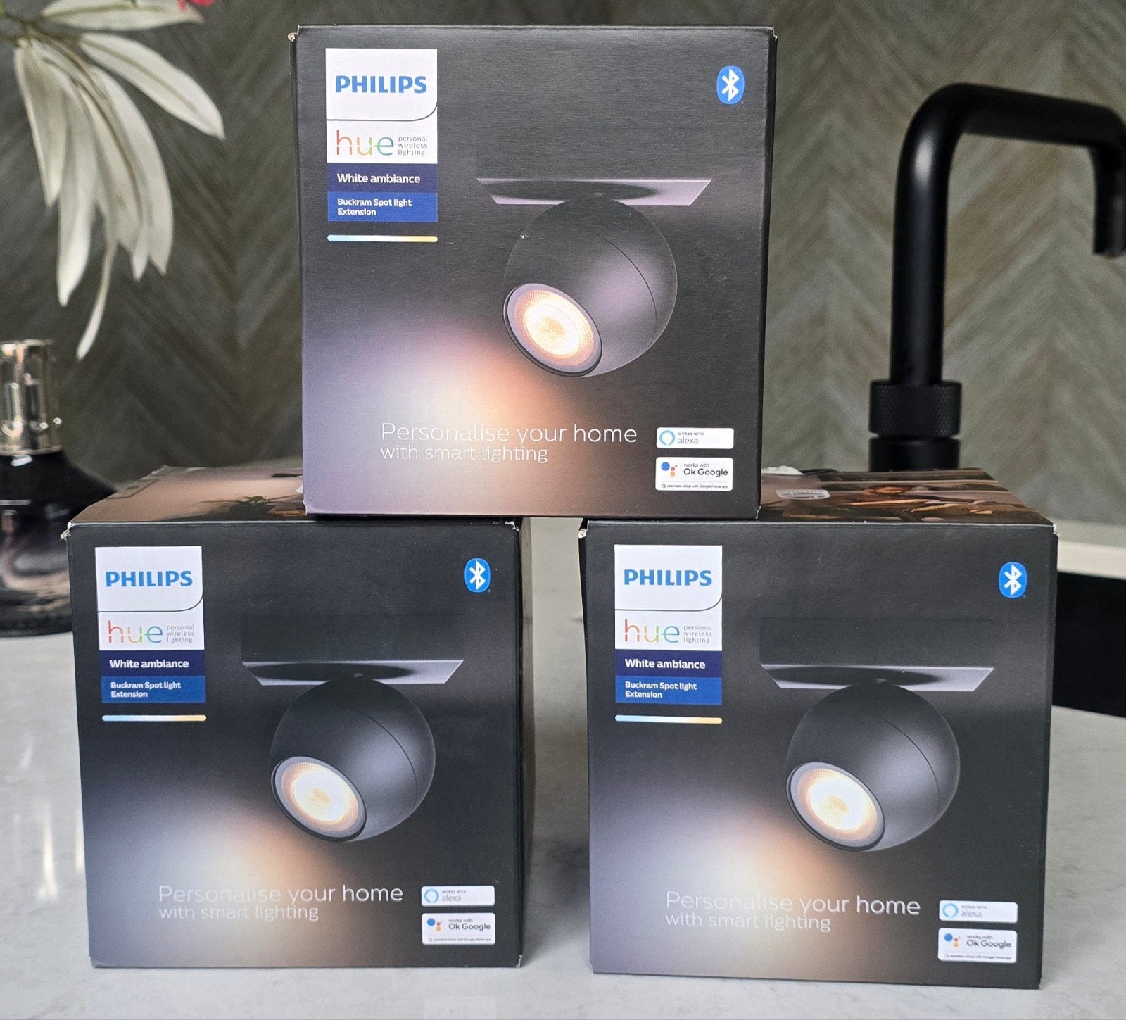 3x Philips Hue Buckram Spot White Ambiance Zwart - Nieuw, Huis en Inrichting, Lampen | Spots, Ophalen, Geschikt voor wandmontage