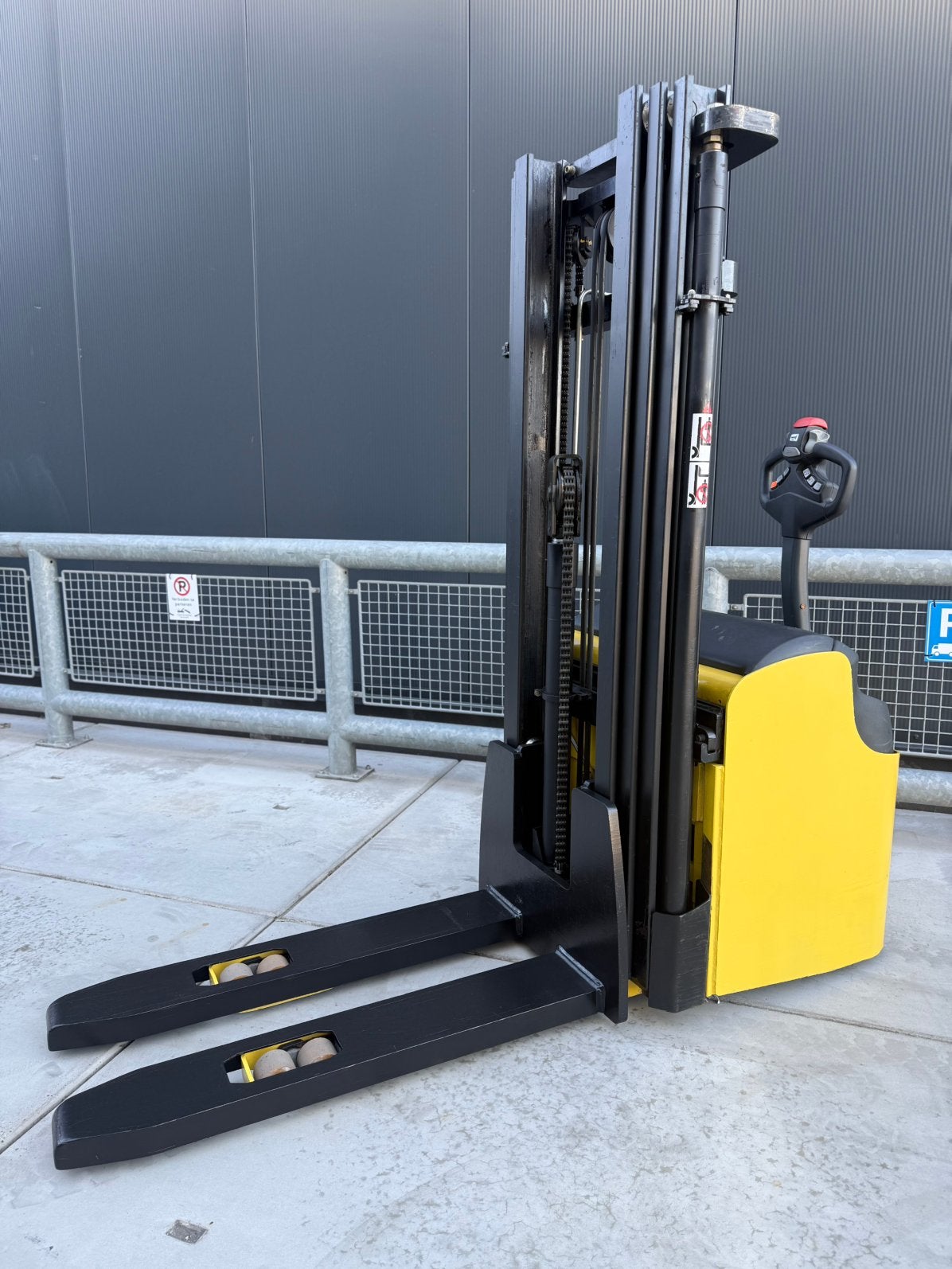 LOC STAPELAAR 1600KG TRIPLEX 4,50M 2000UUR NETTE STAPELAAR, 1000 tot 2000 kg, Ophalen, Elektrisch, Stapelaar