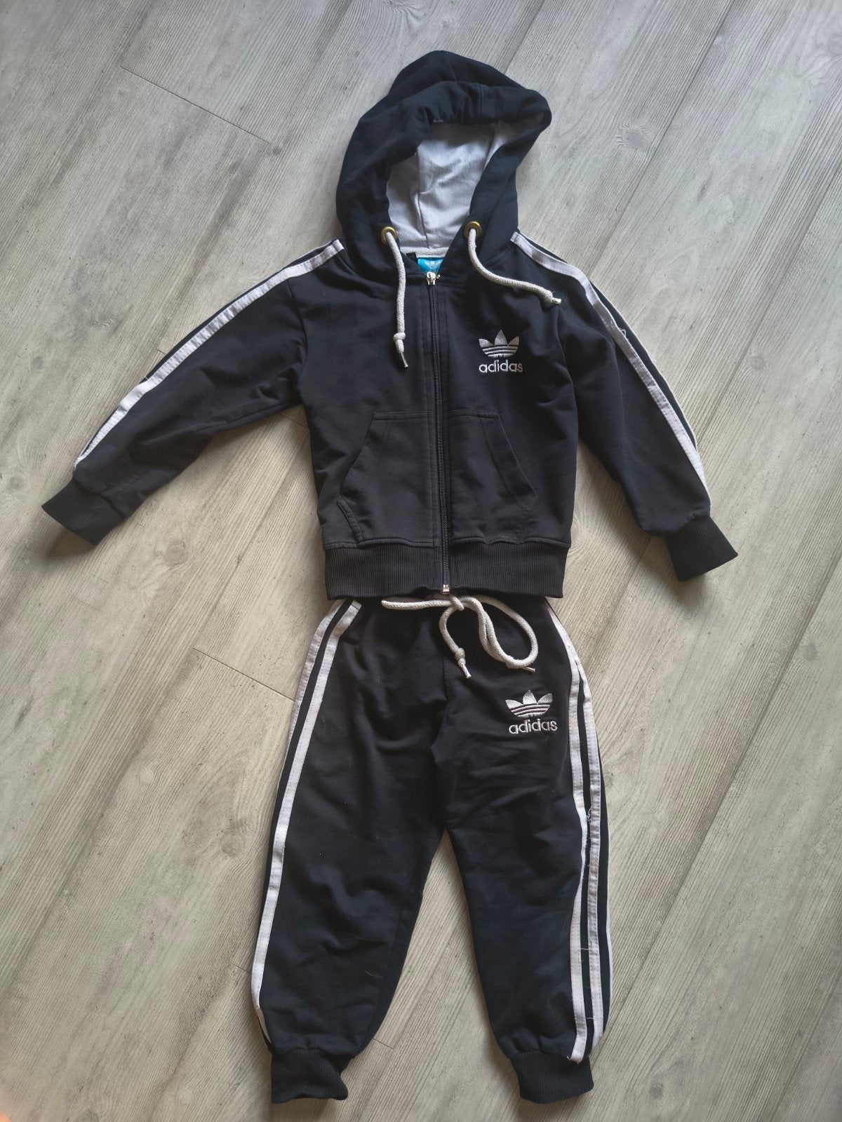 Adidas joggingpak maat 98, Adidas, Ophalen of Verzenden, Jongen, Overige typen