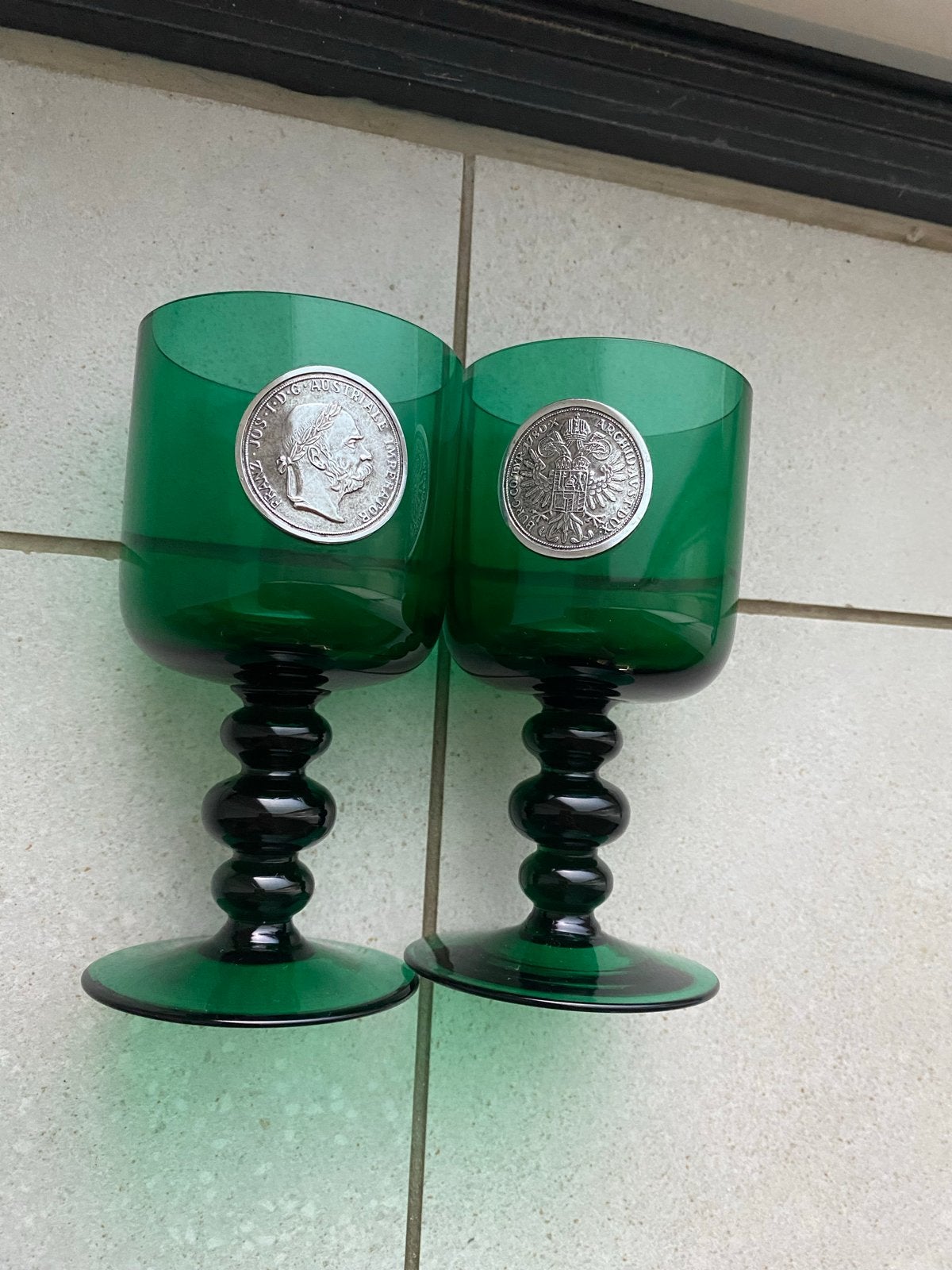Set van 2 Groene Wijnglazen met Oostenrijkse Munten, Antiek en Kunst, Ophalen of Verzenden