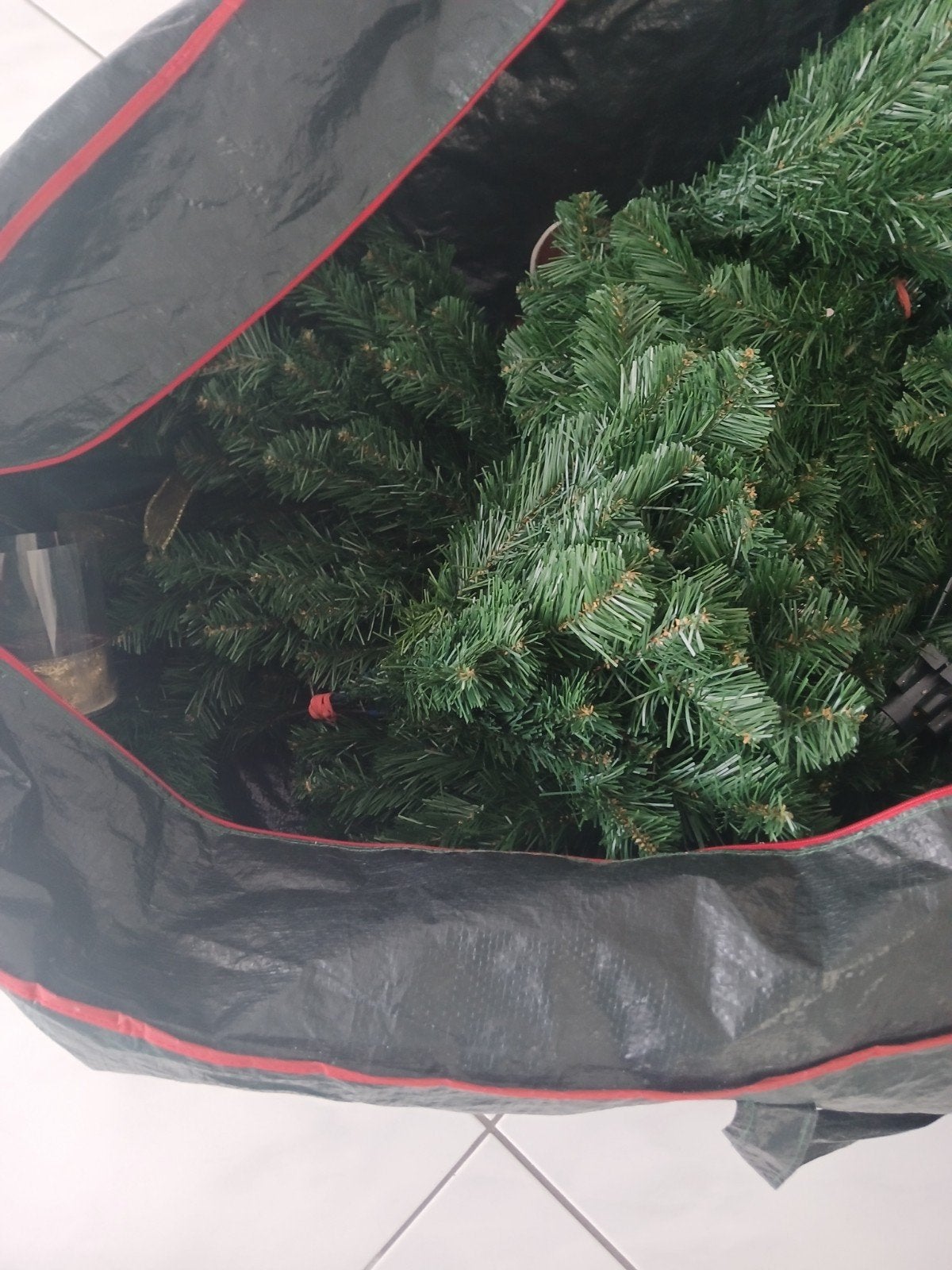 Kerstboom zonder decoratie.