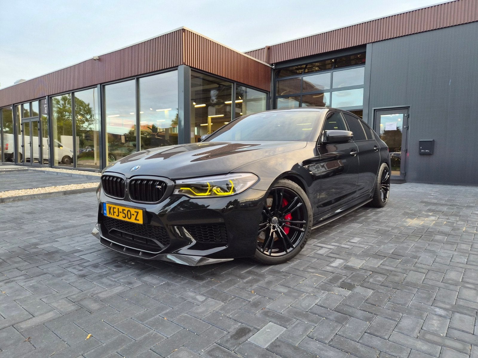 BMW M5 F90 600PK Zwart 2018 Carbon B&W 1e Eig Dealer Onderho, Automaat, Dealer onderhouden, Zwart, Bedrijf