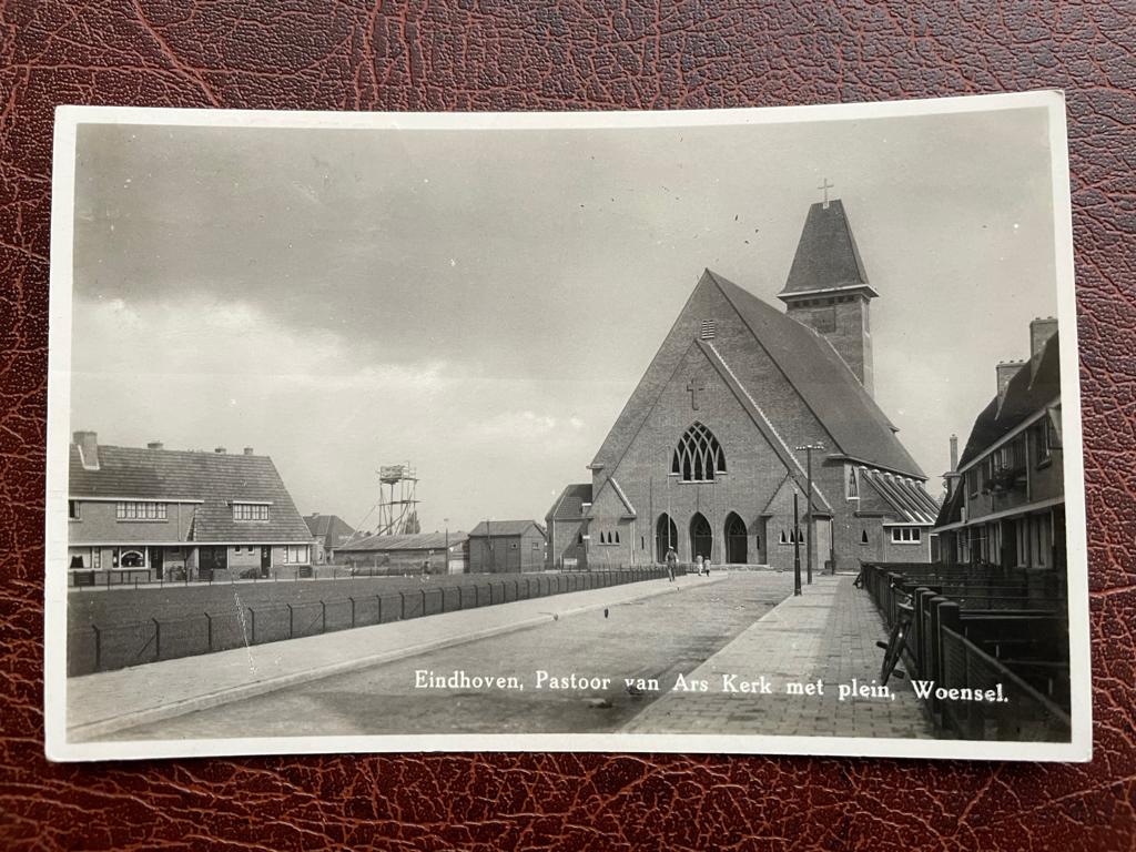 ansichtkaart van Eindhoven , Pastoor van Ars Kerk met plein., Verzenden, 1920 tot 1940, Noord-Brabant