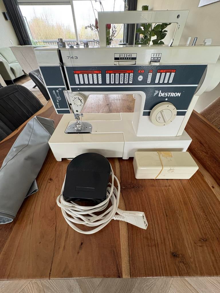 Bestron W743 Naaimachine met accessoires en hoes, Ophalen of Verzenden, Gebruikt, Naaimachine, Overige merken