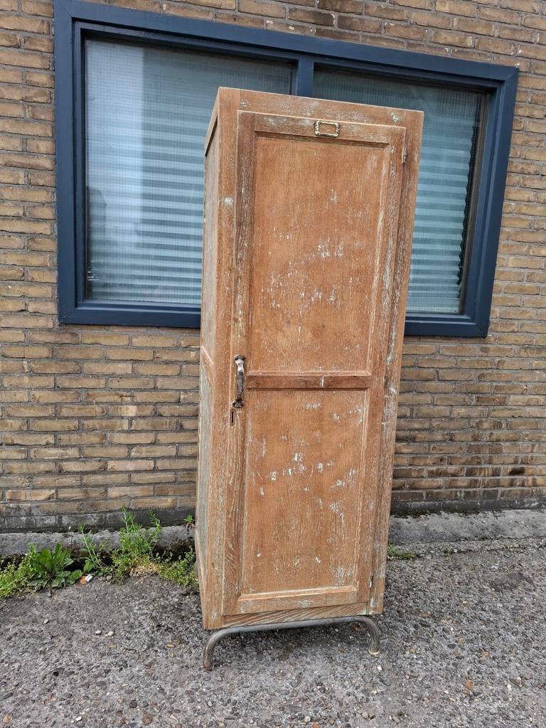 Vintage eiken ziekenhuis locker op metalen frame, Antiek en Kunst, Ophalen