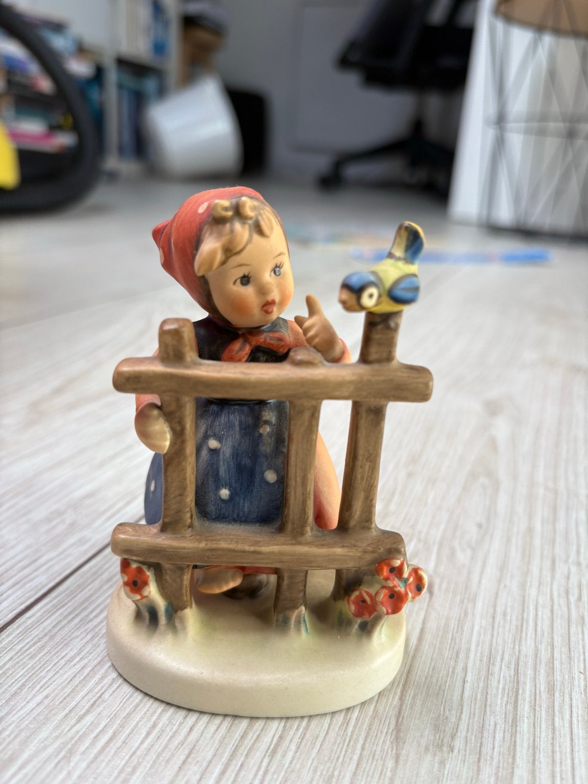 Vintage Hummel beeldje: Meisje met vogel op hek, Ophalen of Verzenden