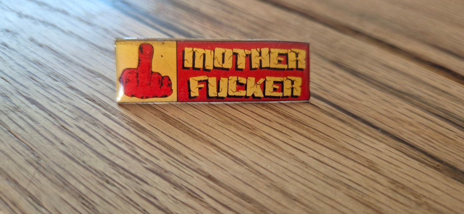 Broche met tekst 'Mother Fucker' en opgestoken middelvinger, Ophalen of Verzenden