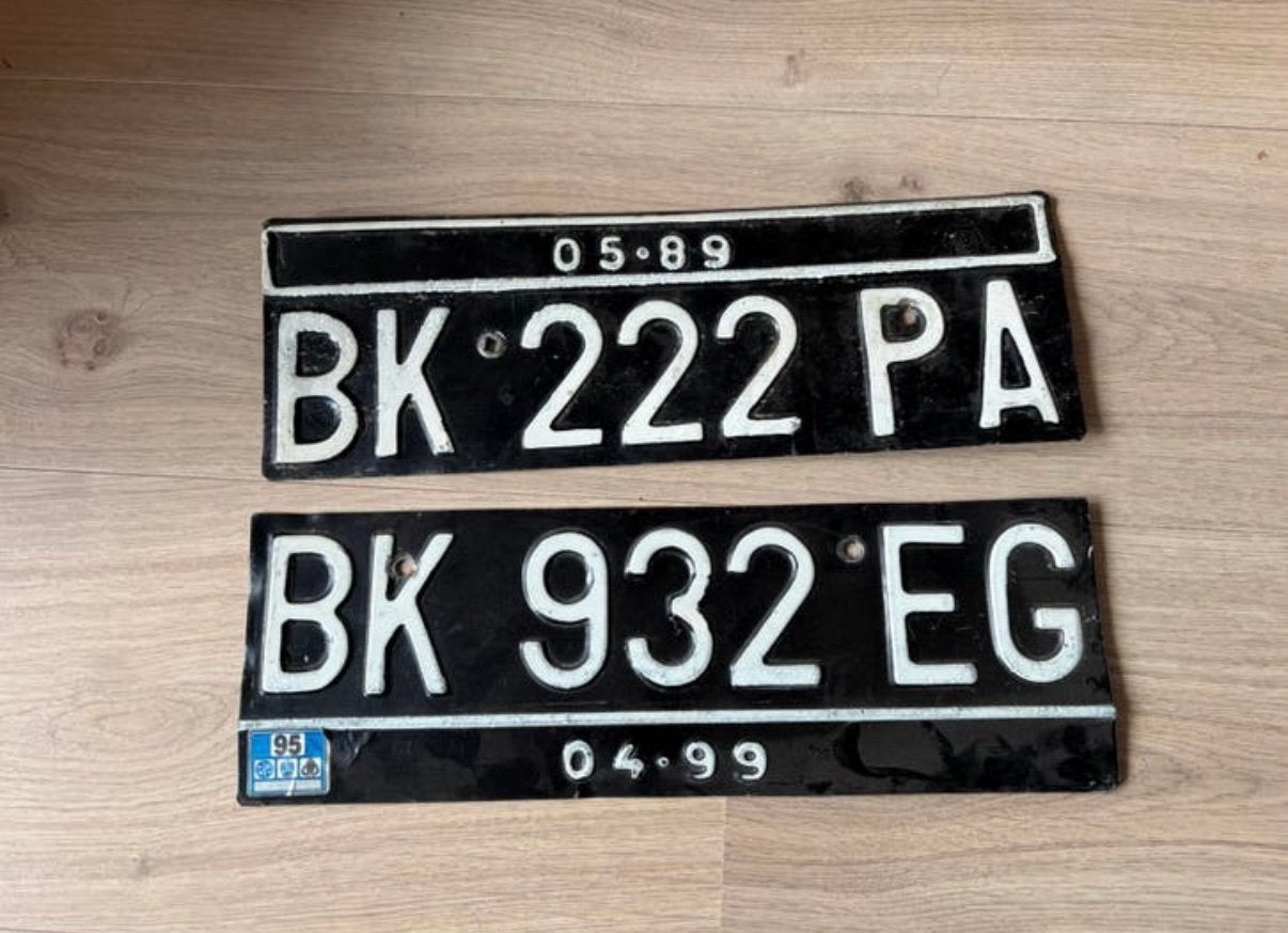 2 orginele oude Indonesische kentekenplaten Medan, Verzamelen, Ophalen of Verzenden, Gebruikt, Auto's