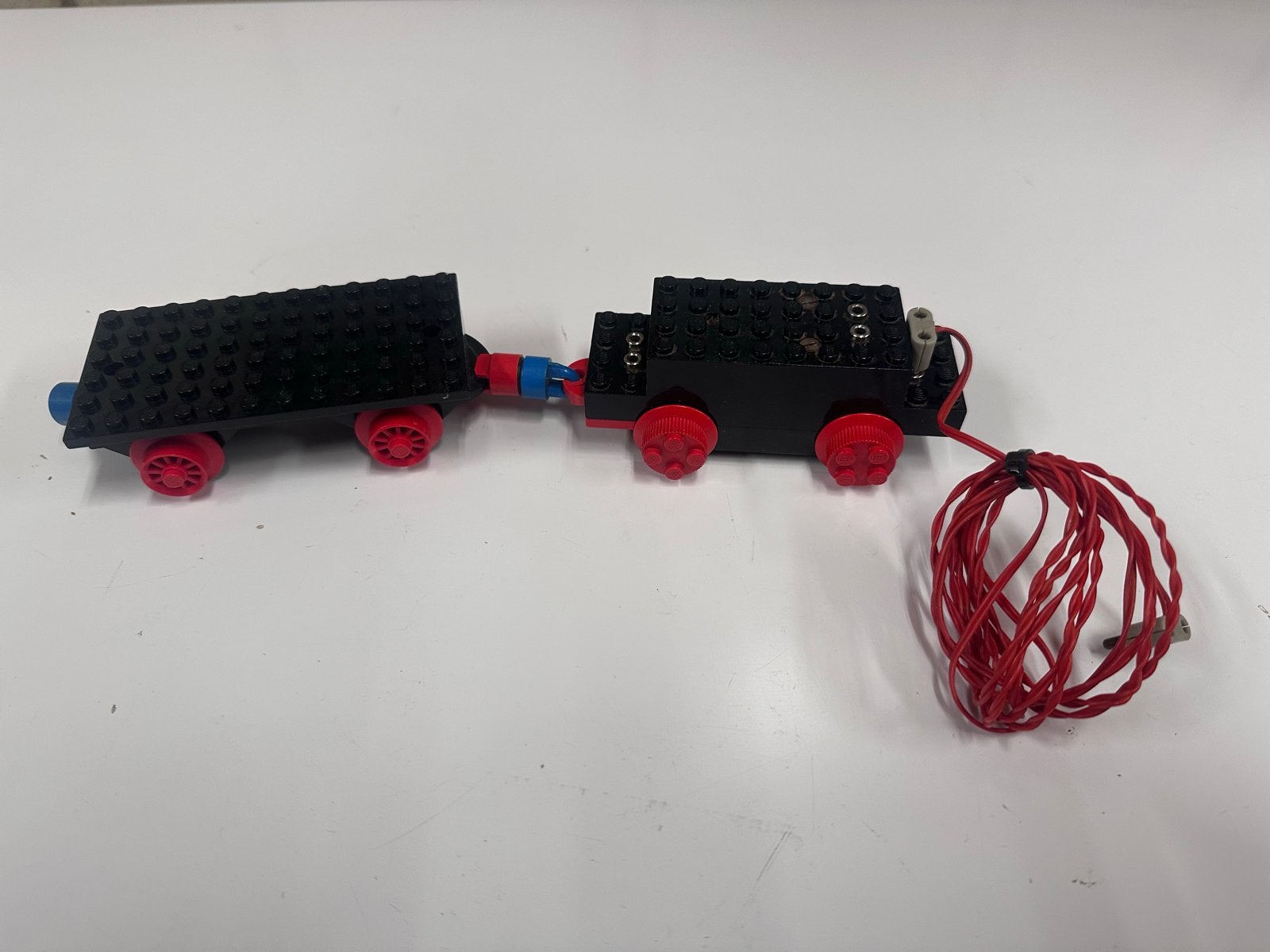 Vintage LEGO Trein met Wagen - Zwart/Rood, Gebruikt, Overige thema's, Lego, Ophalen of Verzenden