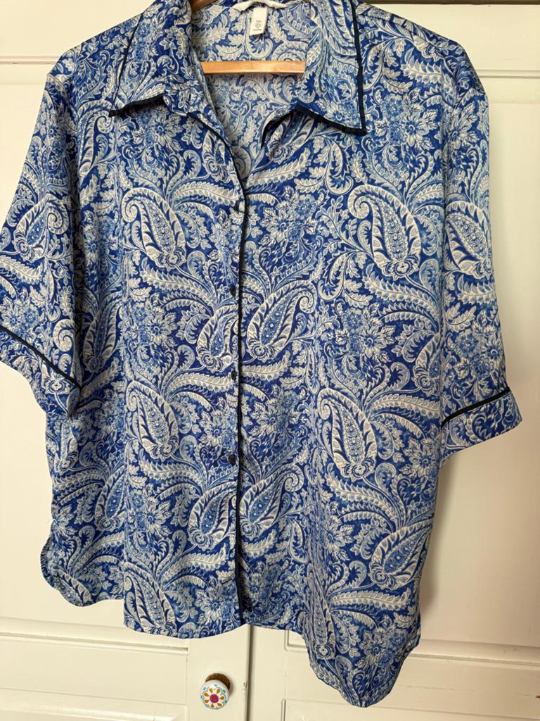 H&M Blouse met korte mouwen en knoopjes, maat L (42/44), Ophalen of Verzenden, Zo goed als nieuw, Maat 42/44 (L), Blauw