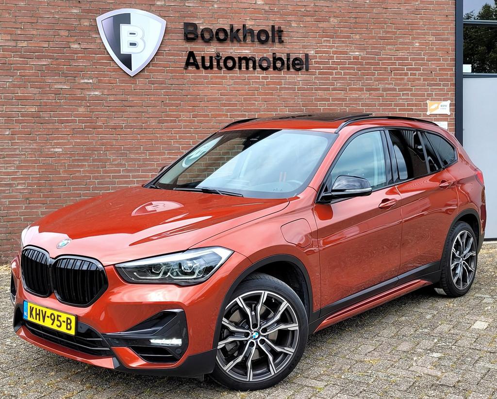 BMW X1 xDrive25e Pano, HUD, Cam, Trekhaak, Keyless (Sunset O, Auto's, BMW, Bedrijf, Te koop, X1, 4x4, ABS, Achteruitrijcamera