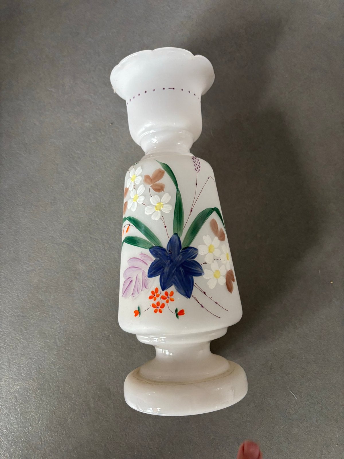 Vintage opaline glazen vaas met handgeschilderde bloemen, Antiek en Kunst, Antiek | Vazen, Ophalen
