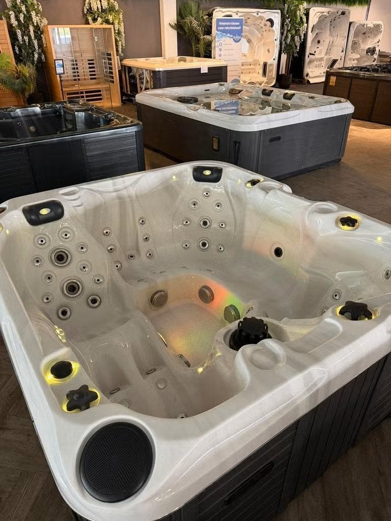 Luxe 5-pers Spa/jacuzzi Comfort, Ontspanning & Kracht, Ophalen, Zo goed als nieuw, Trap, Vast