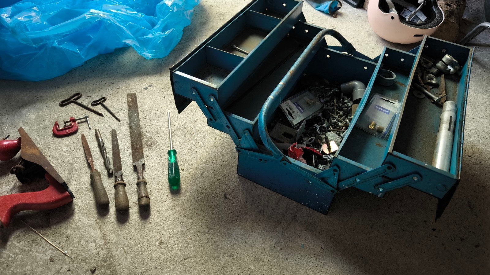 Vintage metalen kist met inhoud gereedschap toolbox, Ophalen of Verzenden